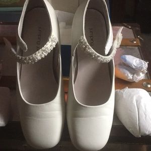 GIRLS white leather communion shoes.